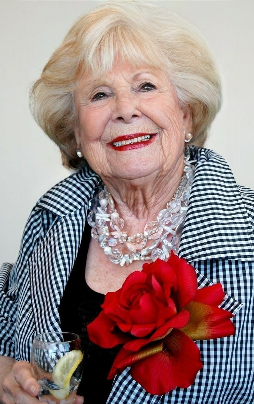 Oldslut with red lipstick — 59